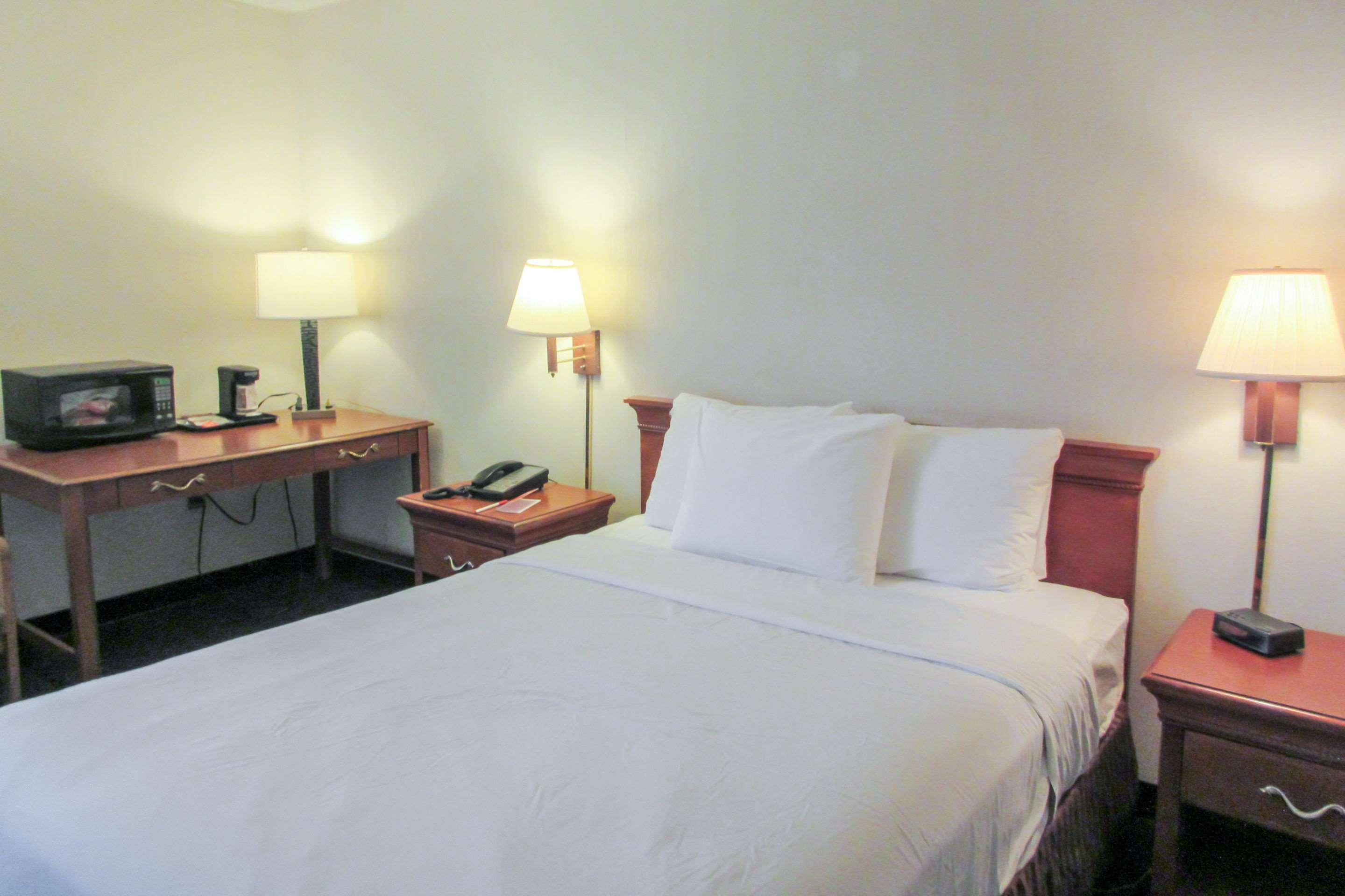 Days Inn By Wyndham Erie Kearsarge Екстер'єр фото